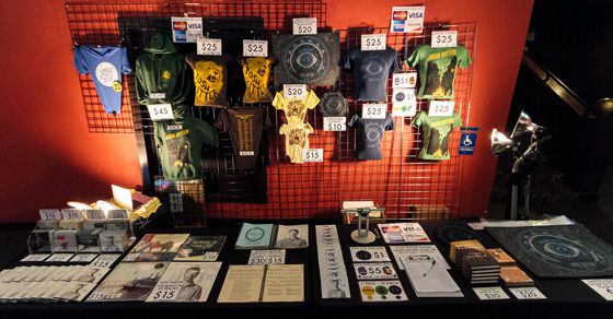 Stand de merchandising en un concierto